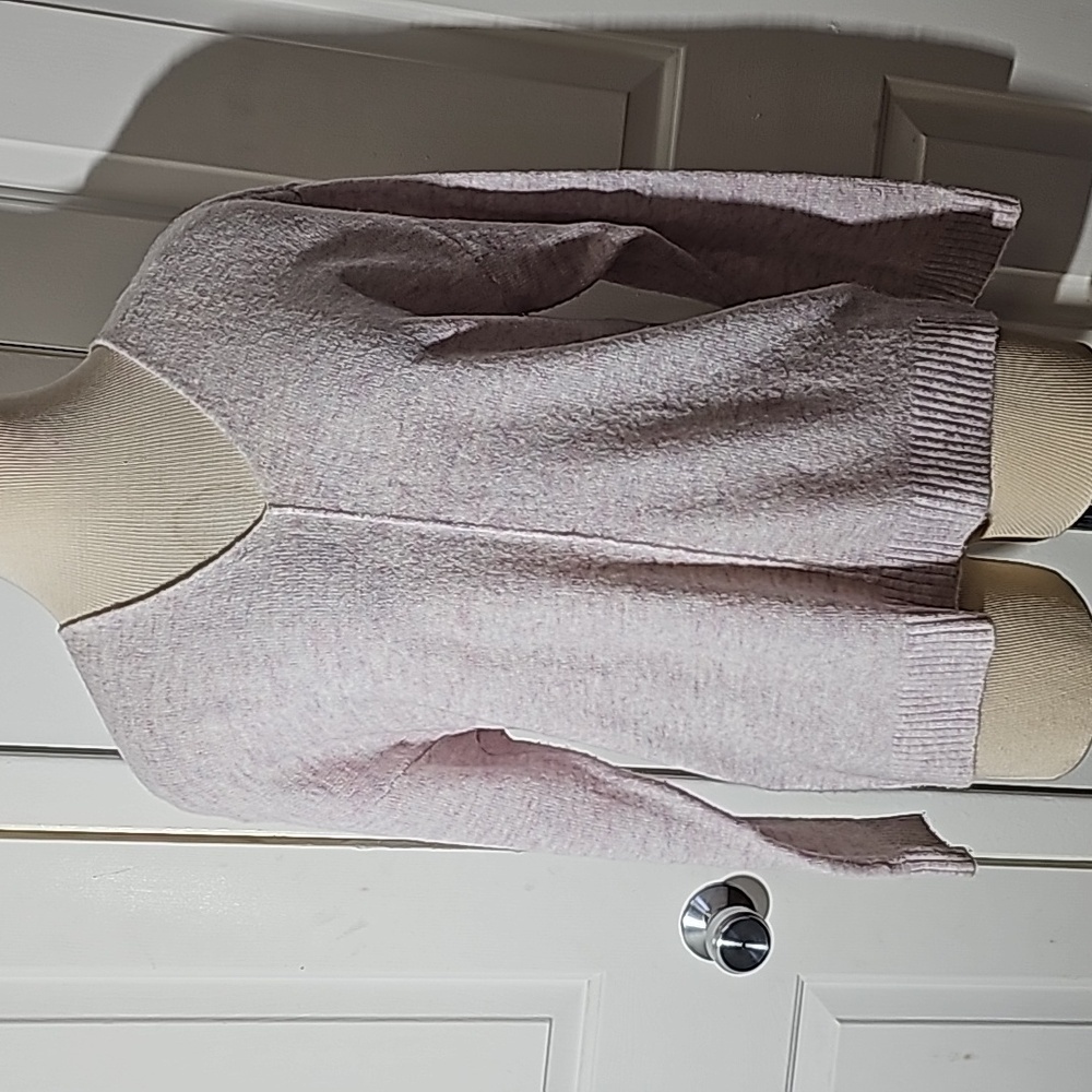 H&M women's V neck sweater.  Lavender. SIZE XS. LOOKS LIKE A S-M.‎